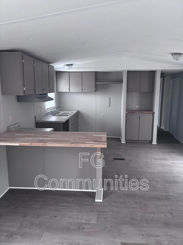 Building Photo - 123 Ray Cir