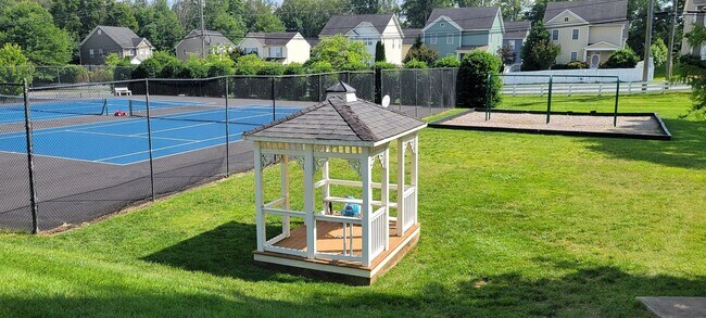 Building Photo - Conveniently Located Three Bedroom Condo