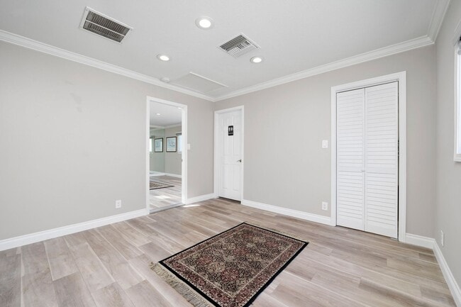 Building Photo - Coming Soon: Charming 1-Bedroom Back House in Newport Heights