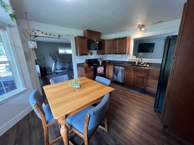 Building Photo - Spacious 3 bed/2 bath rambler with large f...