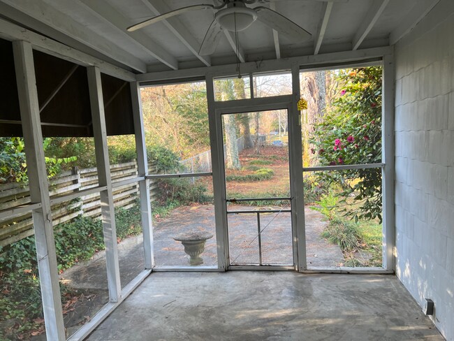 Building Photo - 924 Linden Hall Rd
