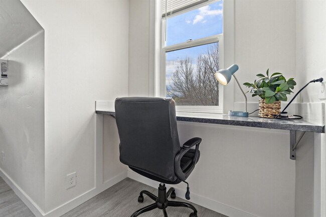 Building Photo - 523 18th Ave S