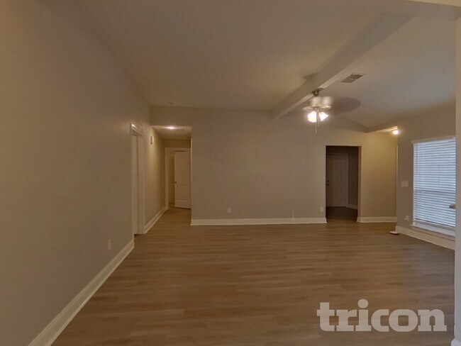 Foto del edificio - 523 Red Coat Ln