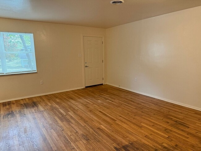 Building Photo - 3817 Woodlake Dr