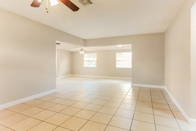 Building Photo - 570 SW 31st Ave