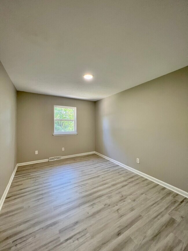 Building Photo - 1362 Dix Dr