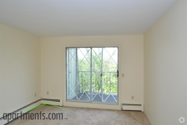 2 habitaciones dividido en el nivel de - Camelot Square Apartments