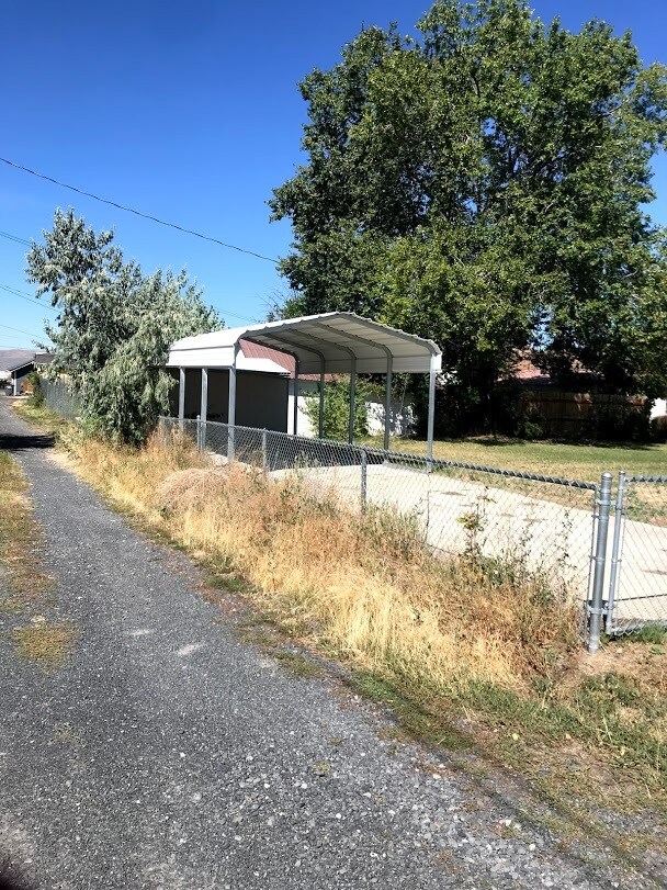 Carport - 101 West Chelan Ave