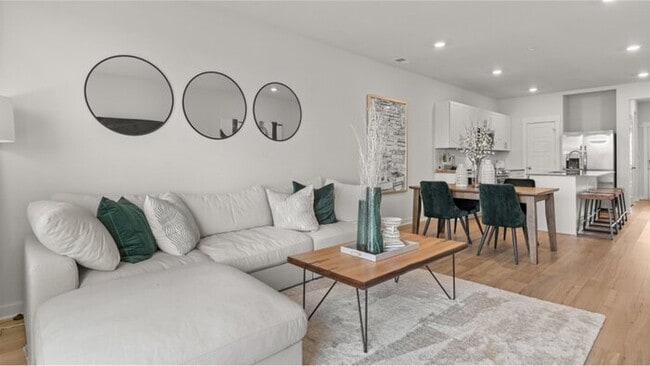 Building Photo - This well-maintained 3-bedroom, 3-bath hom...