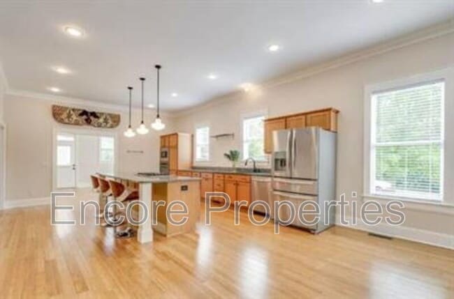 Foto del edificio - 1002 Monmouth Ave