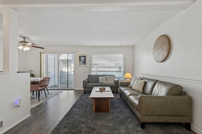 Building Photo - 3BR/2.5BA Townhouse in Courtyard Condos