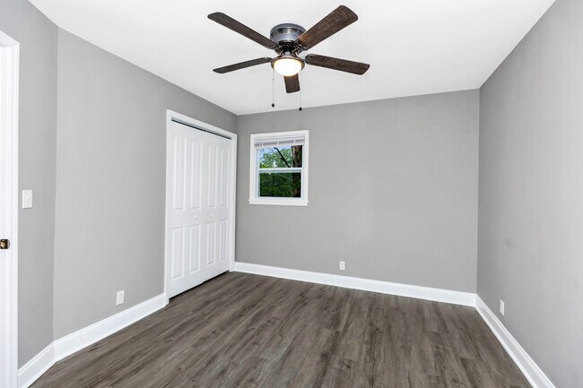 Building Photo - 504 Marion Dr