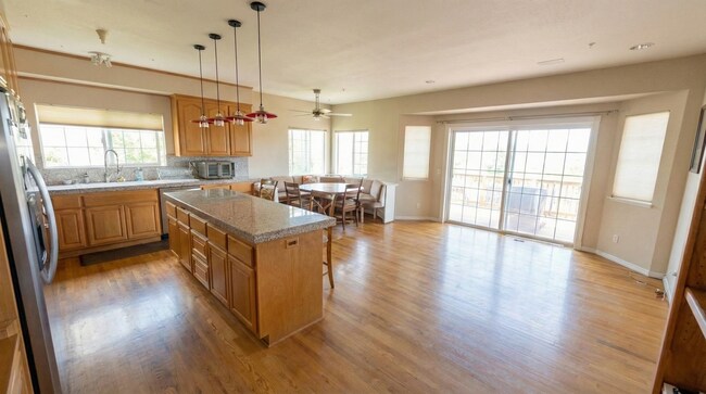 Foto del edificio - Expansive Valley Views & Private Living in Castro Valley - 4BD/3BA Exec Home