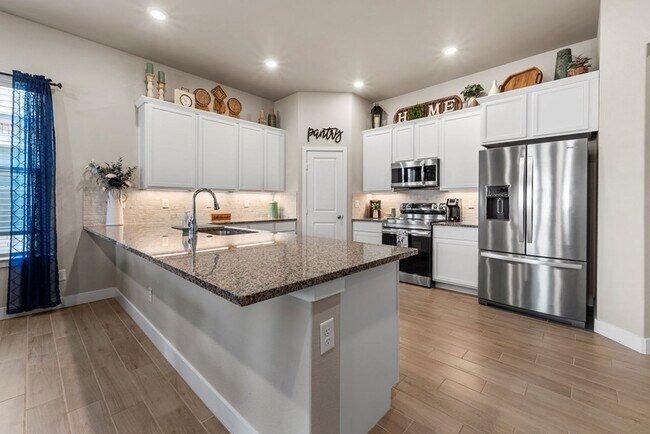 Foto del edificio - Fully Furnished
