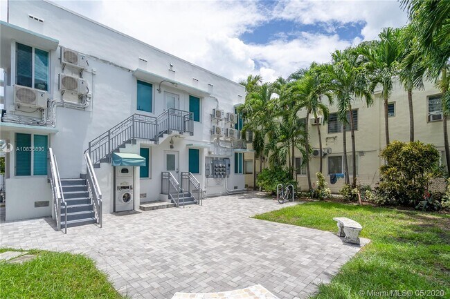 Building Photo - 7936 Harding Ave