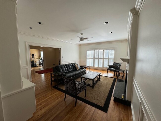 Building Photo - 1110 Longwood Trce