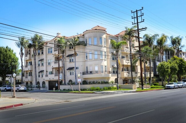 Building Photo - 2B/2B European Luxury in Studio City