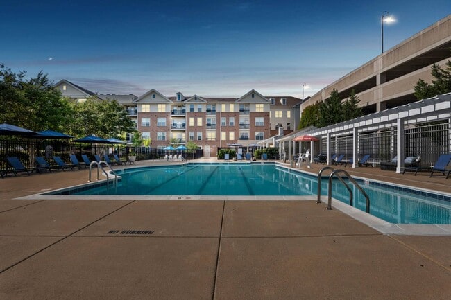 Nuestra piscina y zona de descanso estilo resort son siempre la escapada perfecta. - Windsor Leesburg