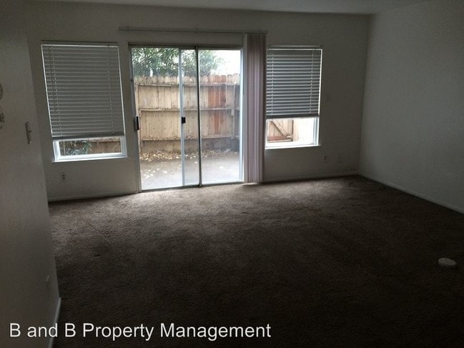 Building Photo - 5604 Hillsdale Blvd