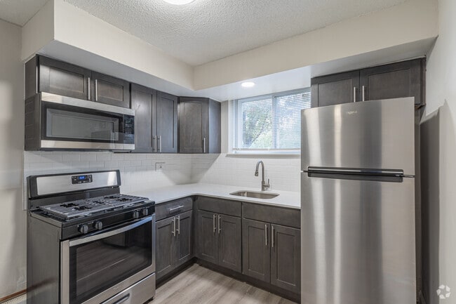 2 BR, 1 BA - 954SF - Kitchen - Oak Woods Collingswood