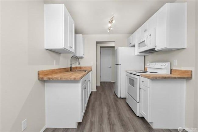 Building Photo - Beautifully Updated Duplex | W/D Included | Ideal for JBLM Commuters