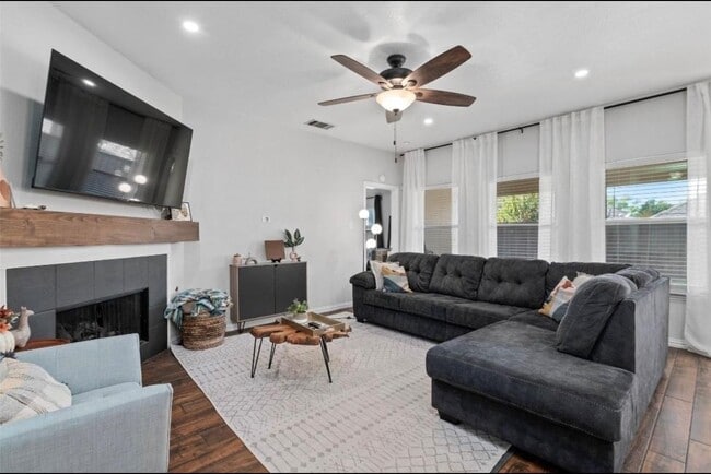 Living / Family Room with fireplace - 2109 Castle Creek Dr