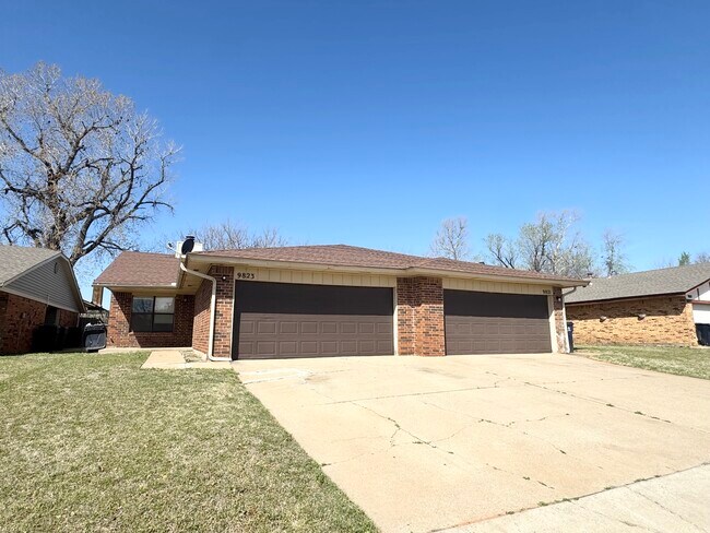 Foto del edificio - 9821 Larkspur Ln