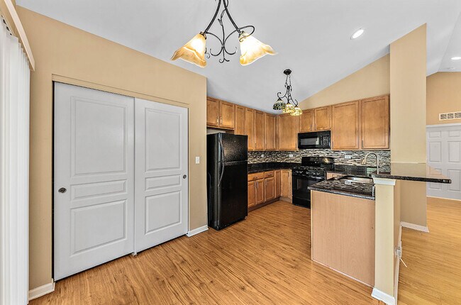 Foto del edificio - 633 Conservatory Ln