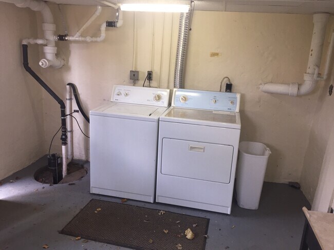 Laundr Room - 471 E Main St