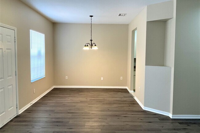 Foto del edificio - 284 Cloverdale Rd