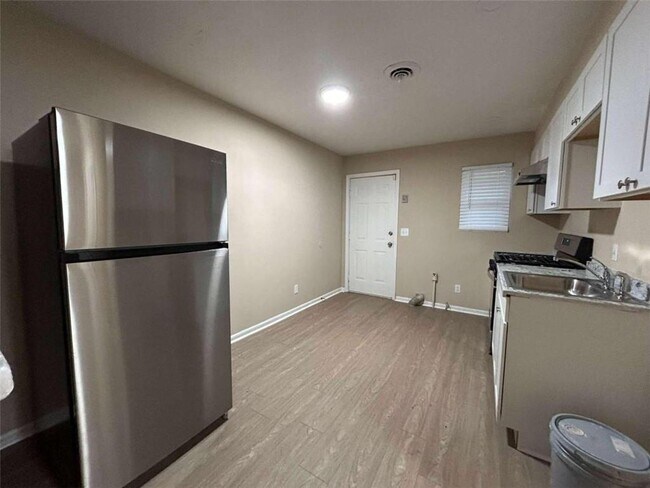 Building Photo - 6450 Raymond Dr