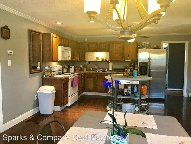 Foto del edificio - 3 br, 2 bath House - 177 Second Ave