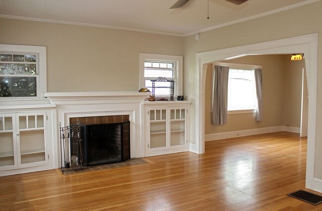 Building Photo - Charming Mount Tabor 2 Bedroom Craftsman B...