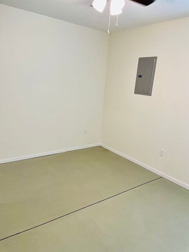 Foto del edificio - BRAND NEW 4 Bedroom 2 Bath Duplex- $800 Mo...