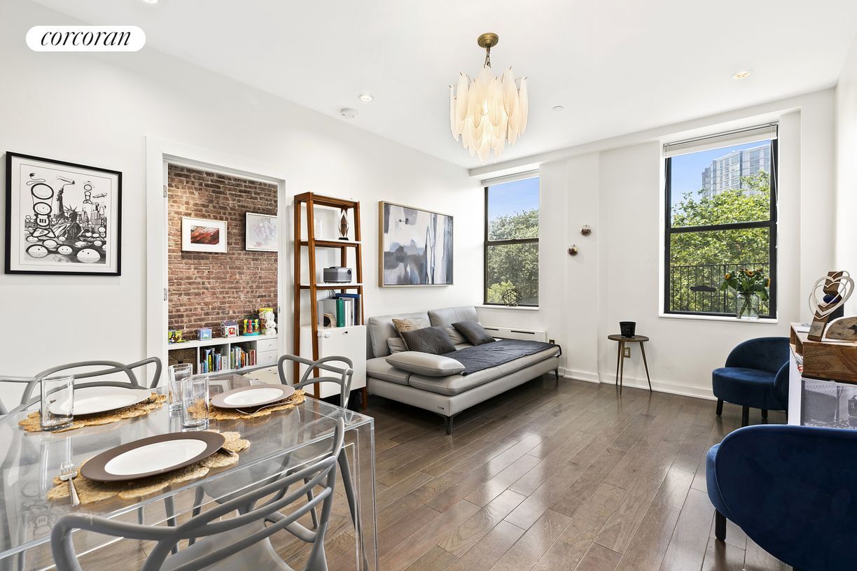 Primary Photo - 250 Manhattan Ave