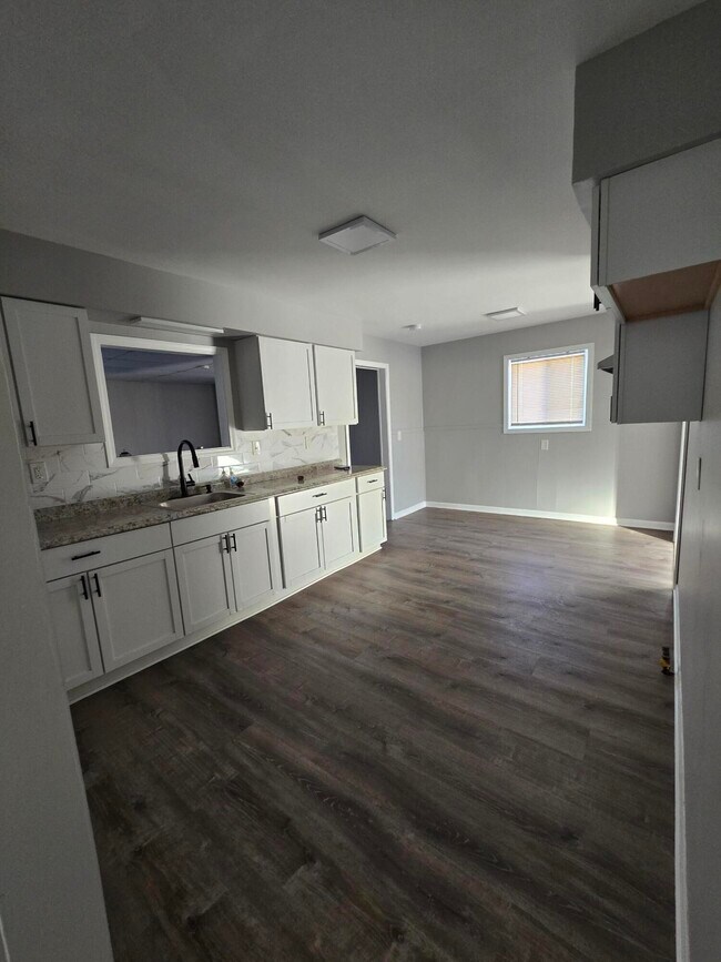 Foto del edificio - 14463 Leonard Ave