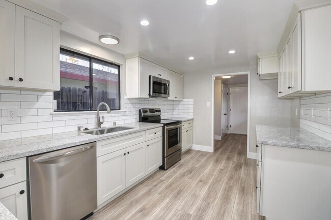 Building Photo - Luxurious single story halflex home next to Covell Park