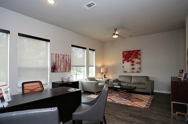 Foto del edificio - 1500 N Haskell Ave.