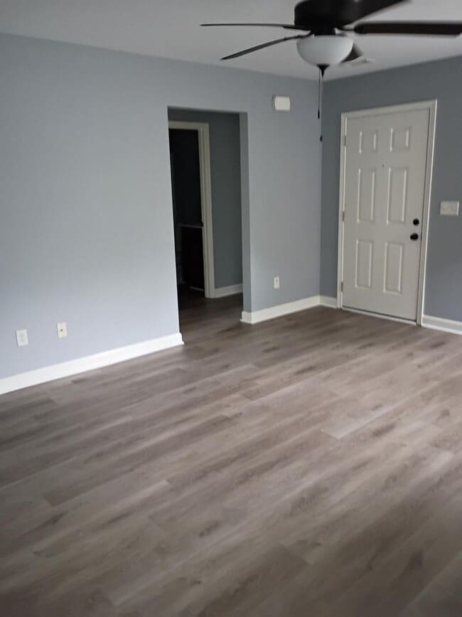 Foto del edificio - Beautiful Three Bedroom, Two Bathroom Sing...