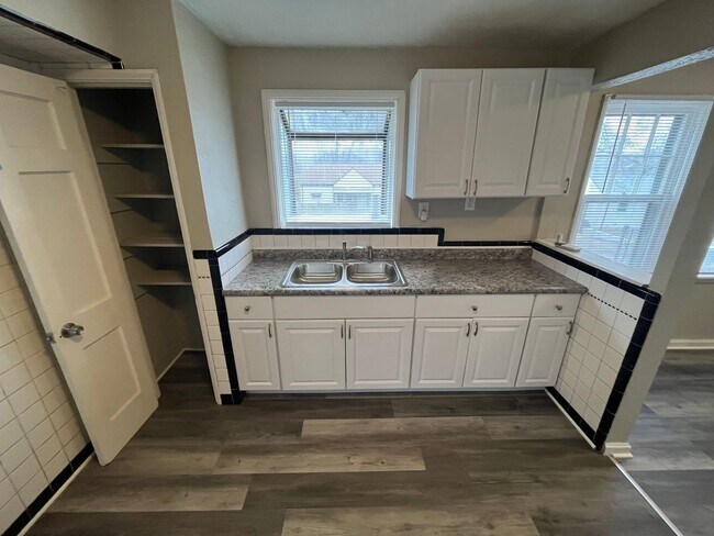 Building Photo - Renovated Two Bedroom with Attached Garage...