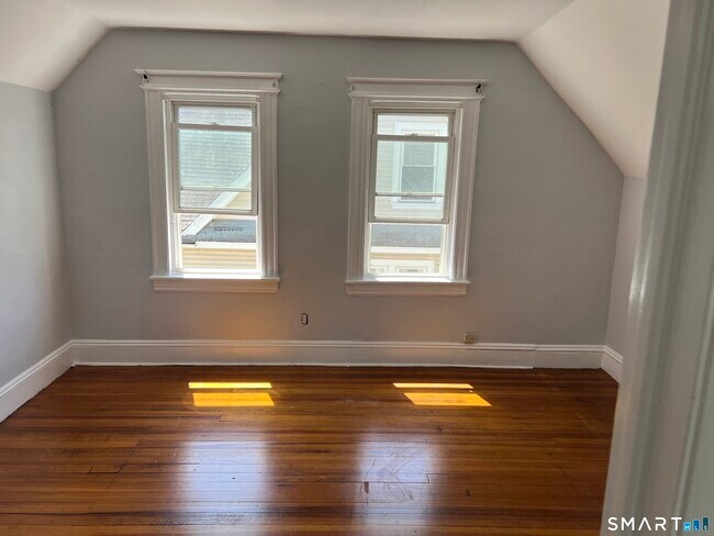 Foto del edificio - 137 Hollister Ave