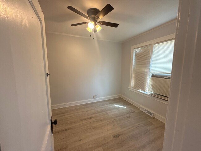 Building Photo - Available Now - Single Family House 4 Bedroom 2 Bath located in Roseland