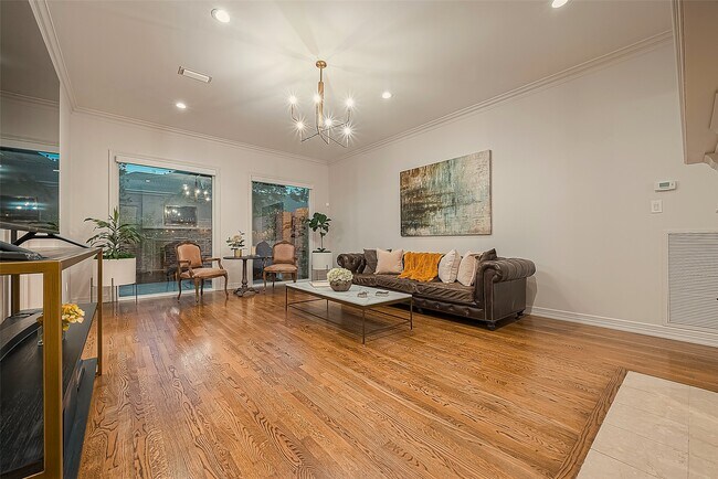 Building Photo - 983 S Post Oak Ln