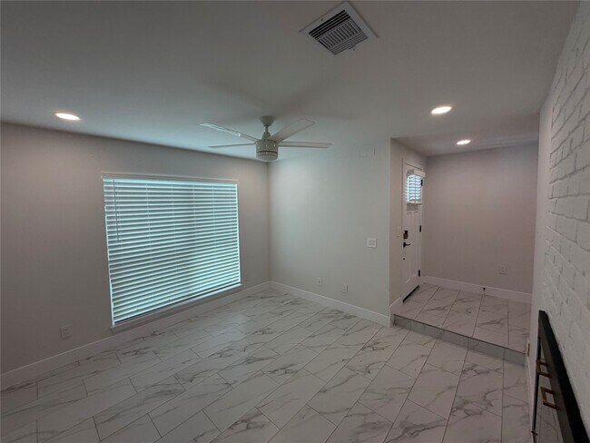 Foto del edificio - 2218 Round Lake Dr