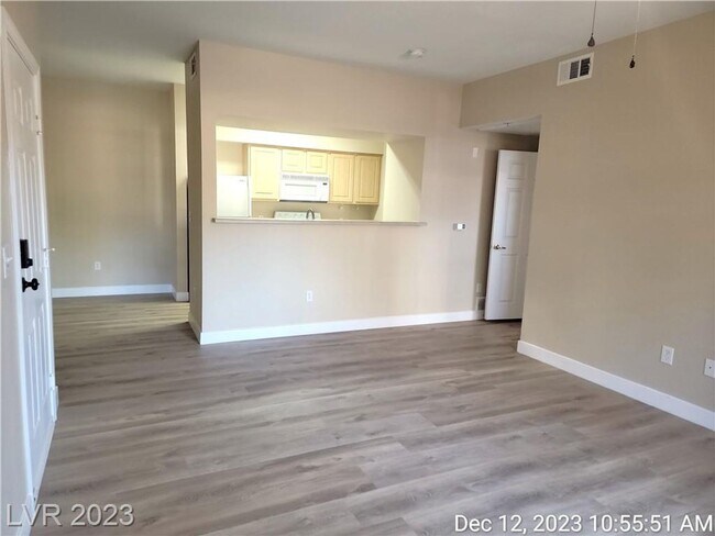 Building Photo - GORGEOUS 1st FLOOR UNIT IN NW GATED COMMUN...
