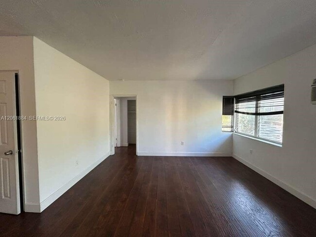 Foto del edificio - 8321 Crespi Blvd