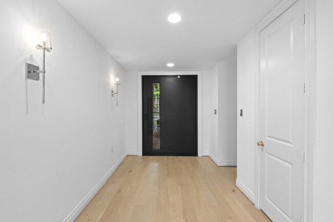 Building Photo - Luxury Lakeside Living- Memorial City