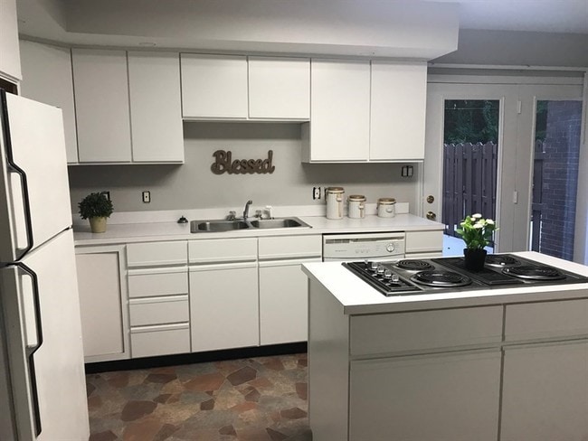 Building Photo - Townhouse For Lease!!