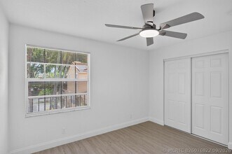 Building Photo - 11451 Lakeview Dr