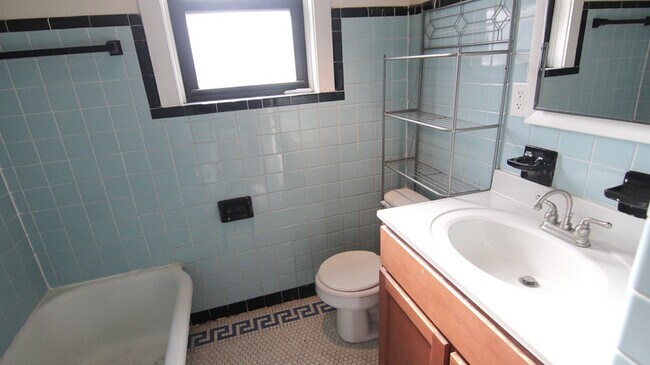 Foto del edificio - 4075 S Grand Blvd